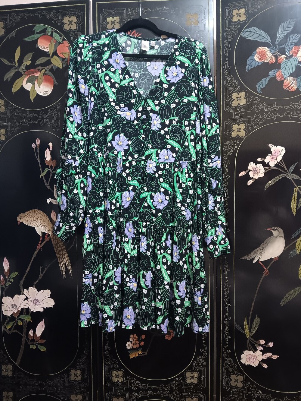 Yas Floral V-Neck Tiered Dress in Black & Green